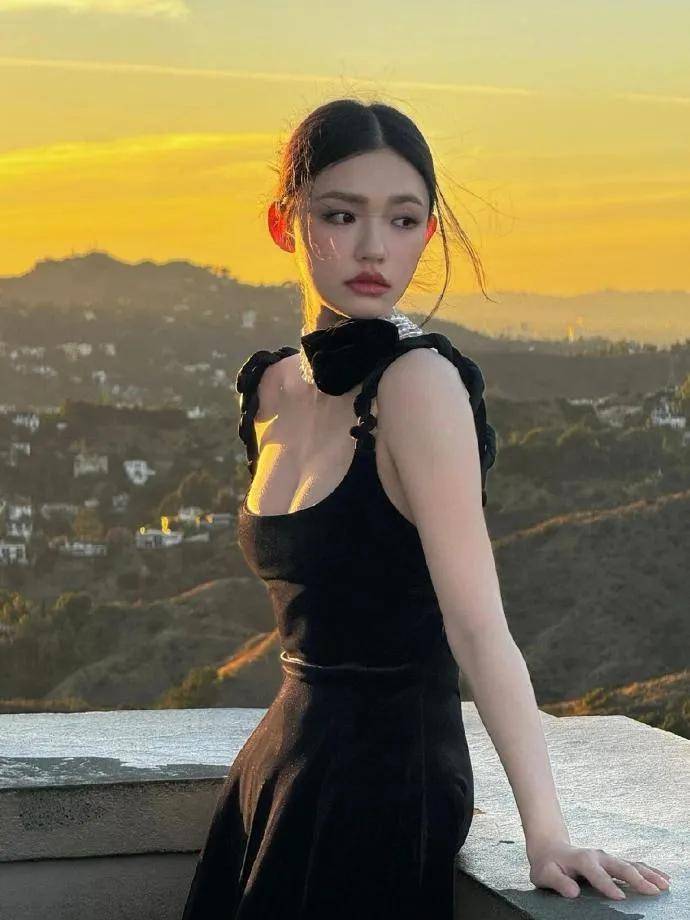 "美人鱼"女星林允露出事业线!魔鬼身材大长腿性感火辣