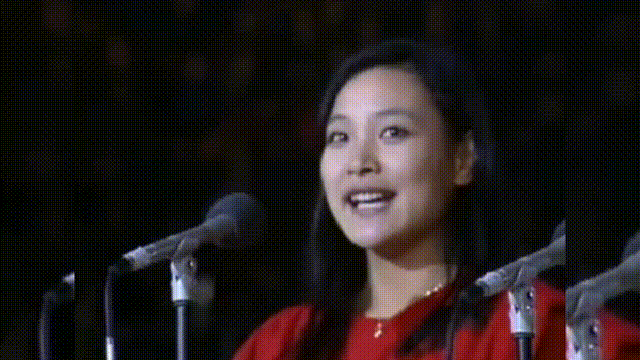 当陈冲在美国发展的时候,1985年春晚的导演邀请她来春晚上表演节目.