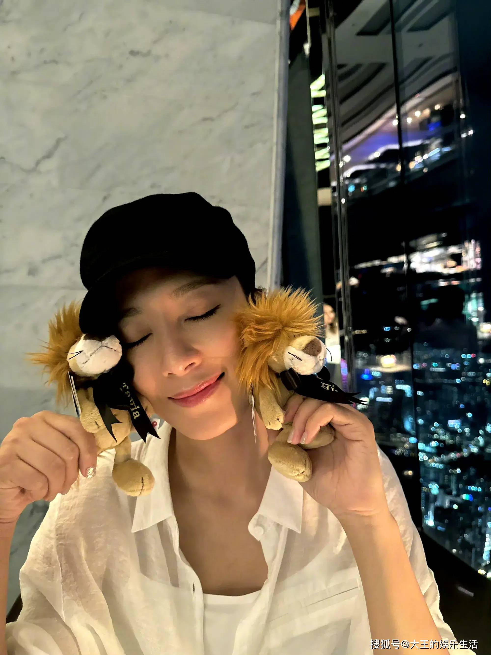 杨怡晒照庆结婚8周年烛光晚餐忒浪漫与罗仲谦低调过二人世界