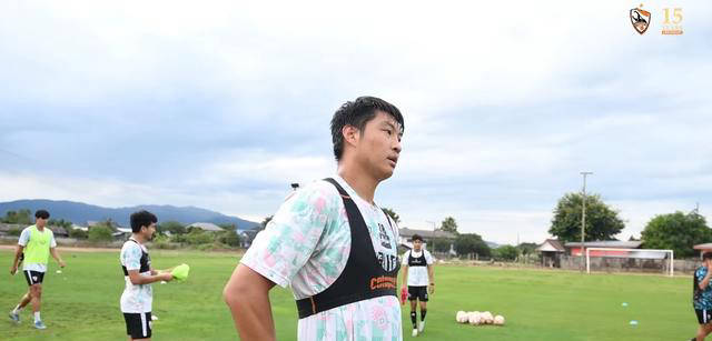 原创            门将超暴力红牌！郭田雨目睹82世界杯经典一幕，清莱联逆袭胜南奔勇士-郭田雨进球集锦