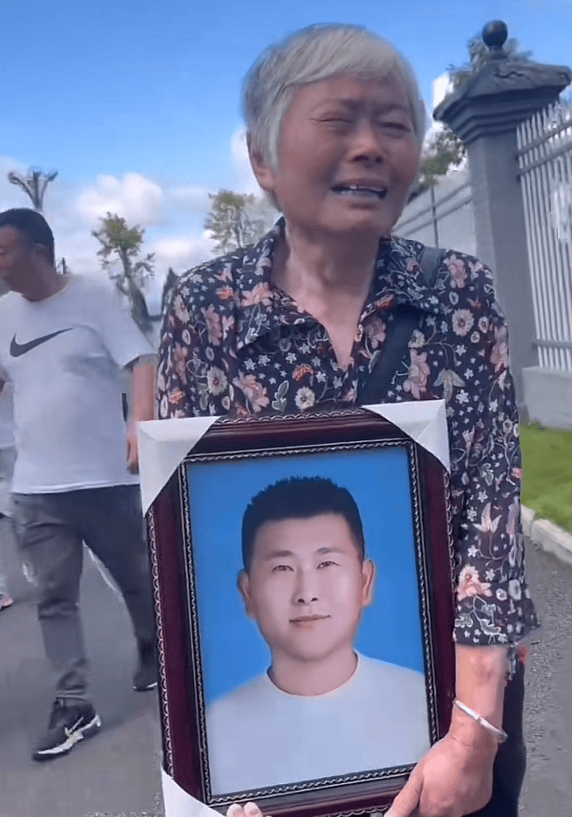 35岁卡车司机车祸离世,50万债务压垮家庭,4岁儿子何去何从?