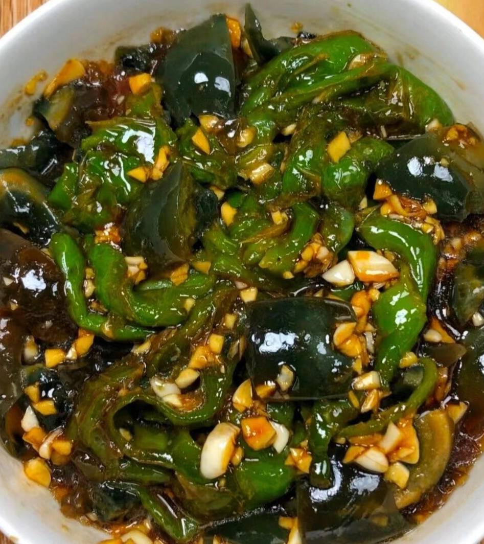 "擂辣椒皮蛋"拌饭绝了!