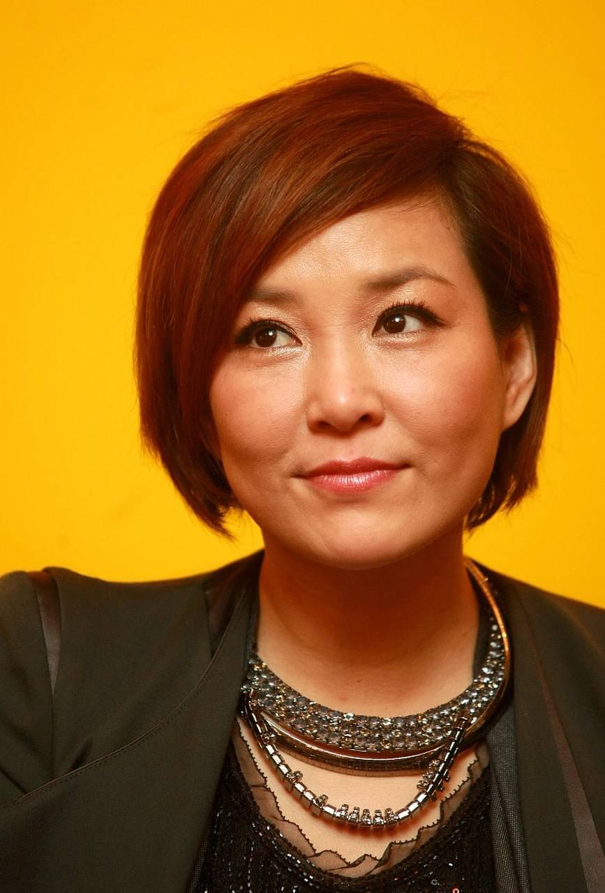 54岁主持人李静近照曝光,自称减肥后瘦了55斤,变得更年轻和漂亮