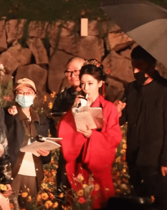 迪丽热巴红衣路透照惊艳全网，娱乐圈再掀话题热潮！-迪丽热巴穿红衣