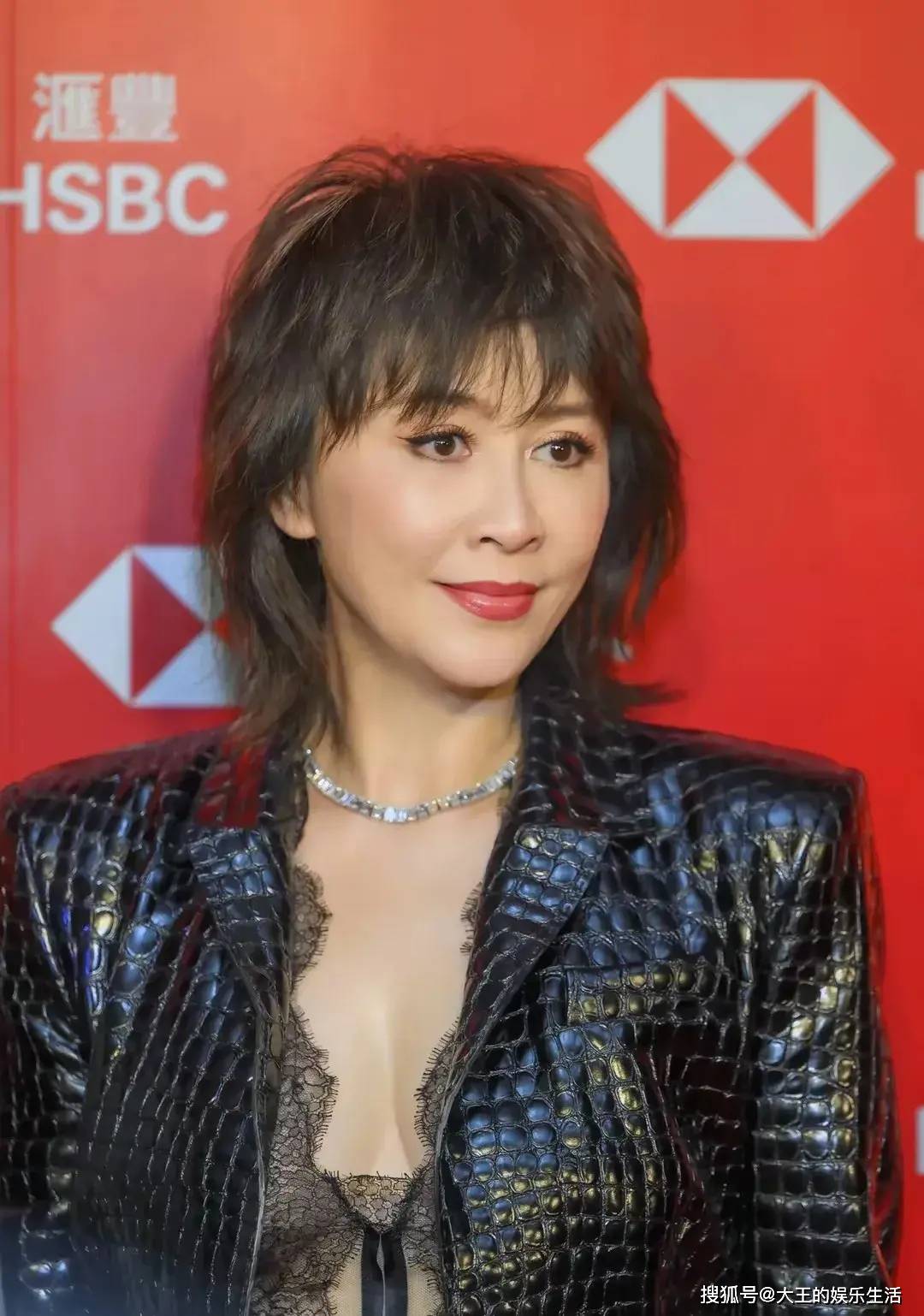 当60岁的张曼玉撞上58岁的刘嘉玲,医美脸和自然脸差距一目了然!