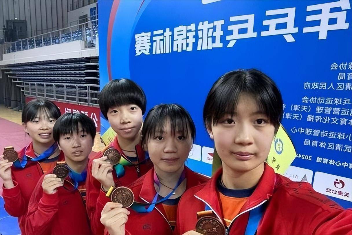 金勤英站上亚锦赛女单冠军最高领奖台上,队友和教练哭了