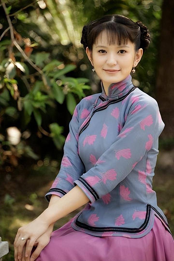 父亲是金牌编剧,母亲是演员,她本不用担忧资源,甘愿从龙套做起