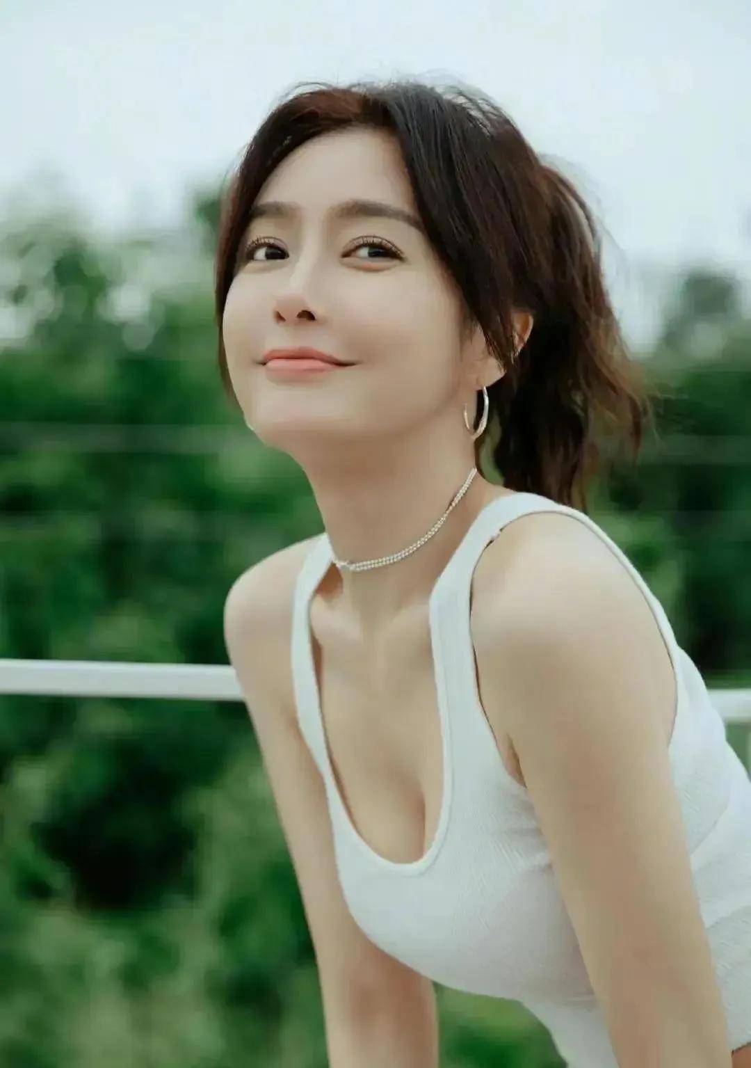 秦岚被曝与魏大勋分手!女方疑似已有新男友,45岁事业爱情再"丰收"!