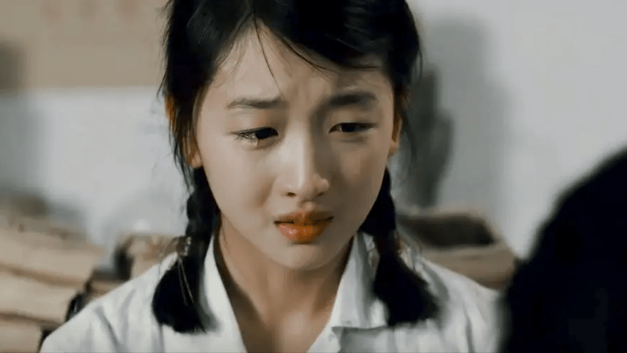 年纪小玩的花,与男友玩"拔萝卜"不拉窗帘,这位影后还是暴露了_周冬雨