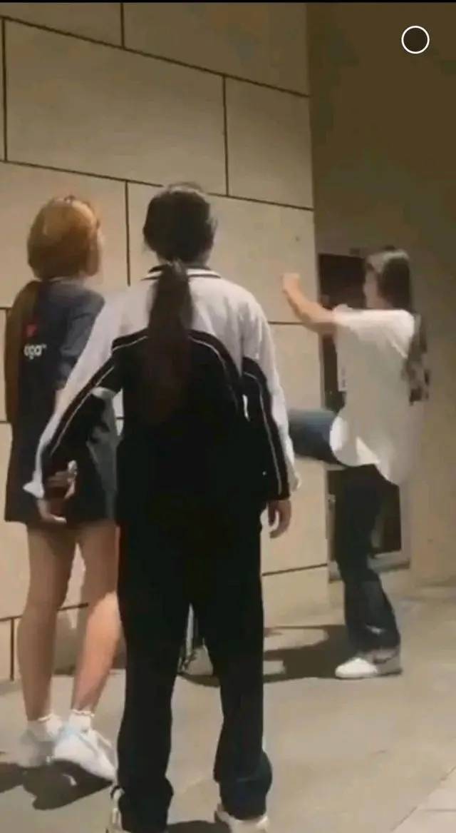 痛!一名女生遭遇校园霸凌被无情围殴,母亲血泪泣诉