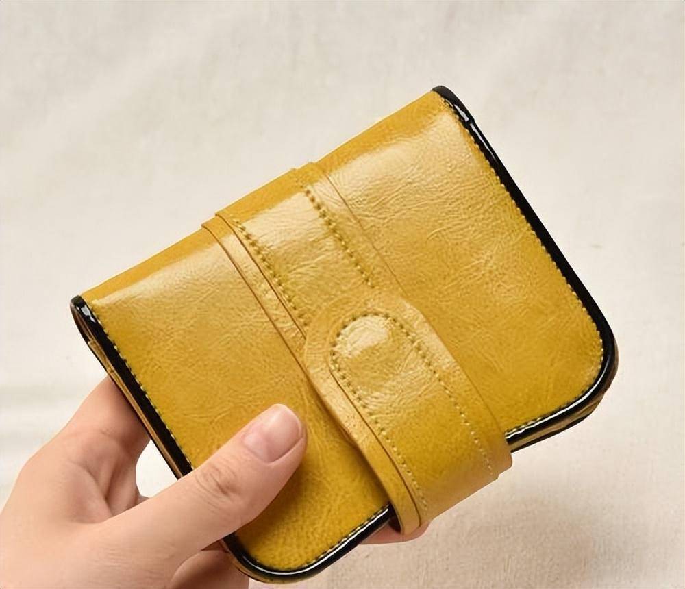 大头的黄色皮夹很漂亮嘛,网友们直呼:他有意拿出来的