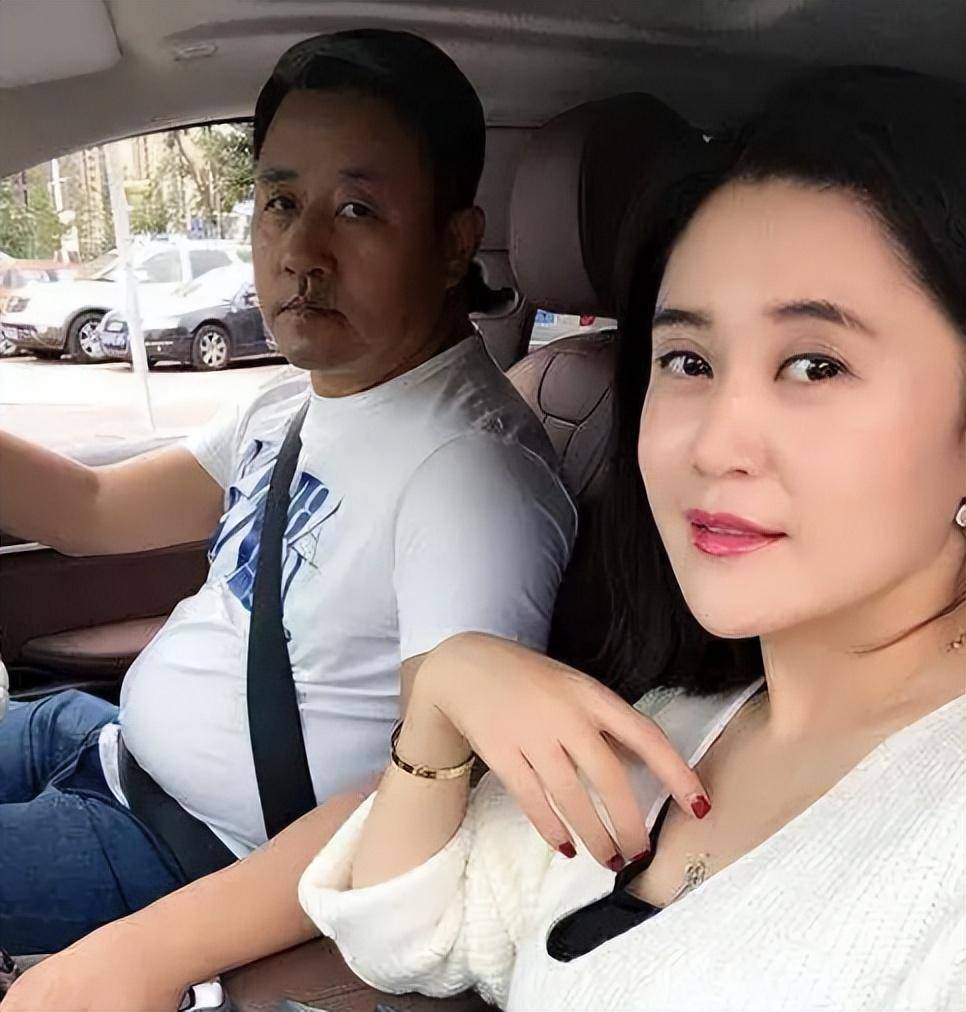 事业有成膝下儿女双全,身边还有一位深爱的妻子相伴.王小宝的故事
