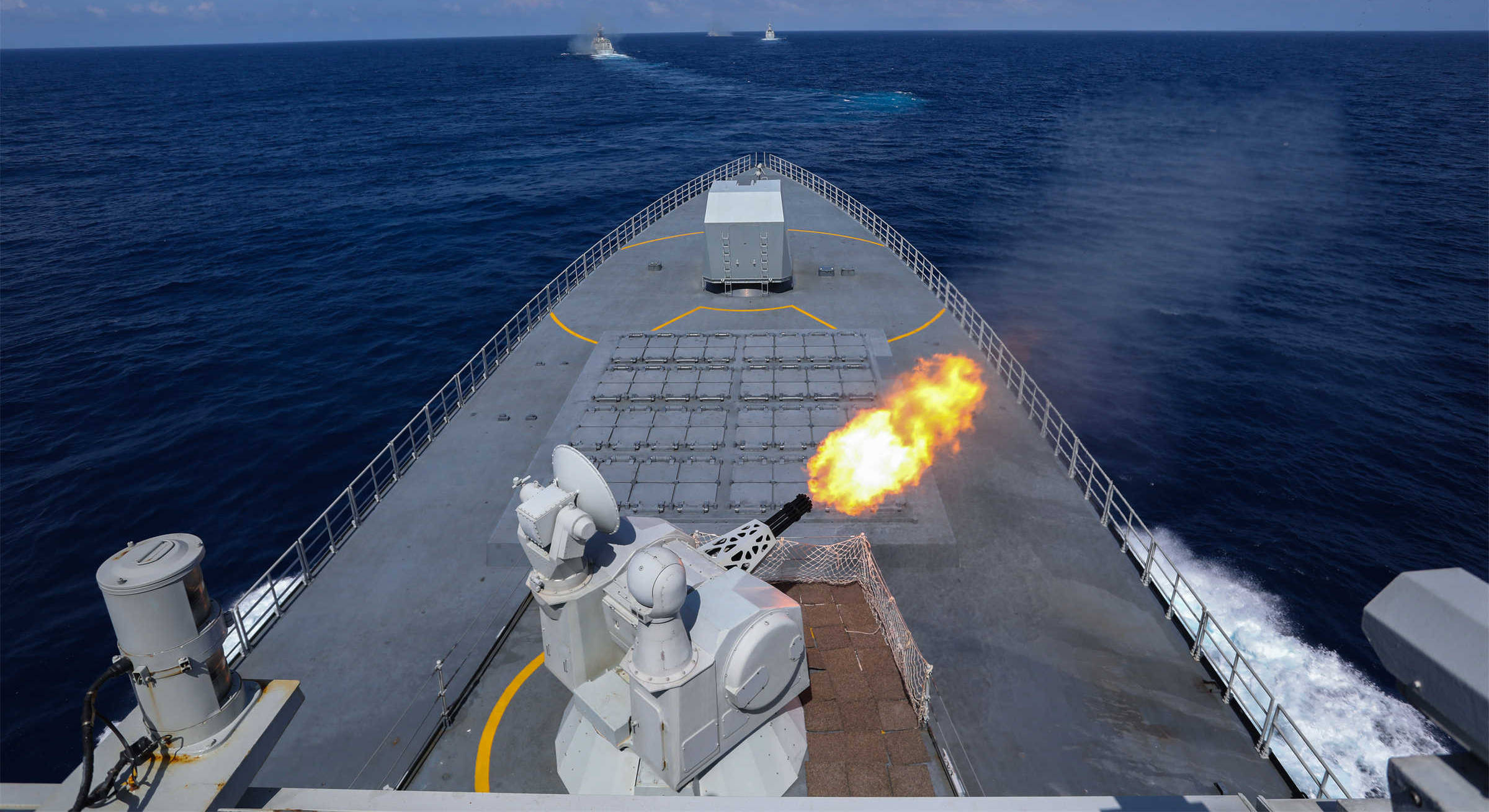 055万吨大驱舰员:遭外军战斗机模拟攻击,周围全是敌舰敌机