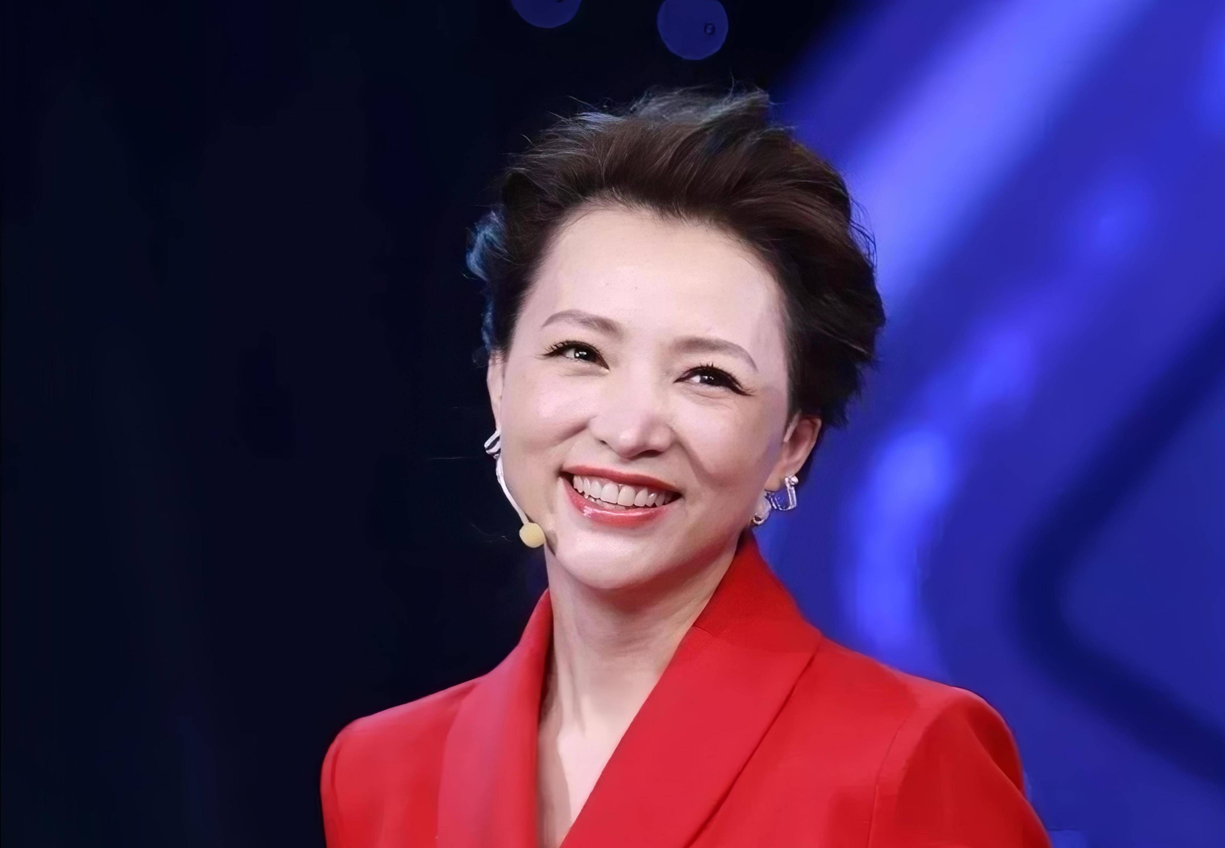 刘谦董卿时隔八年再同框，两人合影梦回春晚，董卿笑容优雅迷人-董卿和刘谦合作魔术是哪年春晚
