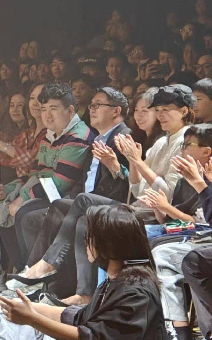 刘谦董卿时隔八年再同框，两人合影梦回春晚，董卿笑容优雅迷人-董卿和刘谦合作魔术是哪年春晚