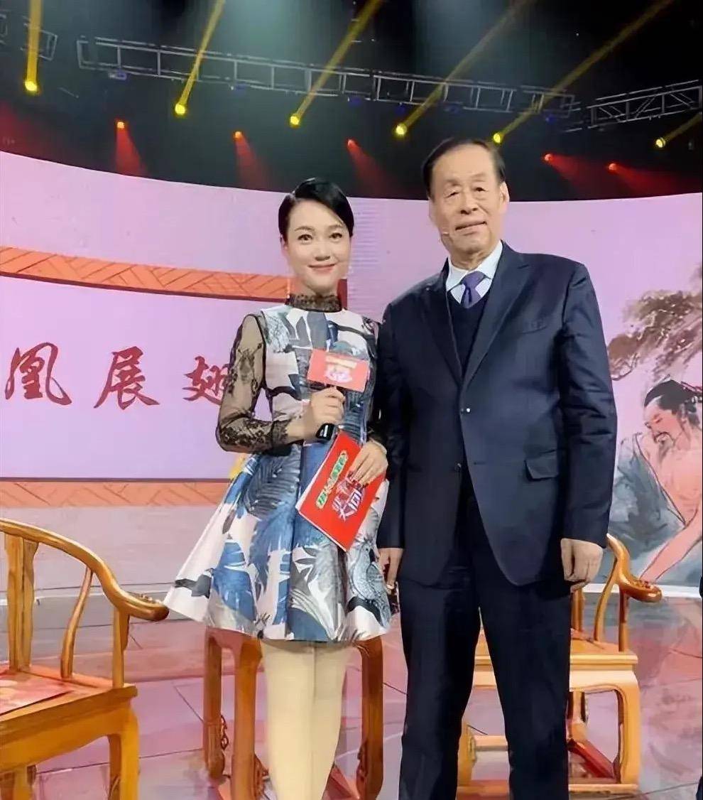 她是著名主持人,嫁给神秘老公生下三个孩子,50岁宛如少女_周群_生活
