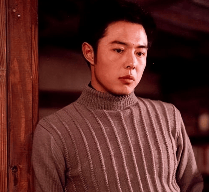 66岁双腿包扎瘫在轮椅的张铁林,已活成一个"笑话"_表演_沈丹萍_龚雪