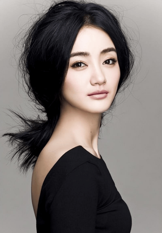 她是最低调的女演员朱杰,长得美却从不炒作,老公位列全球亿万富豪榜