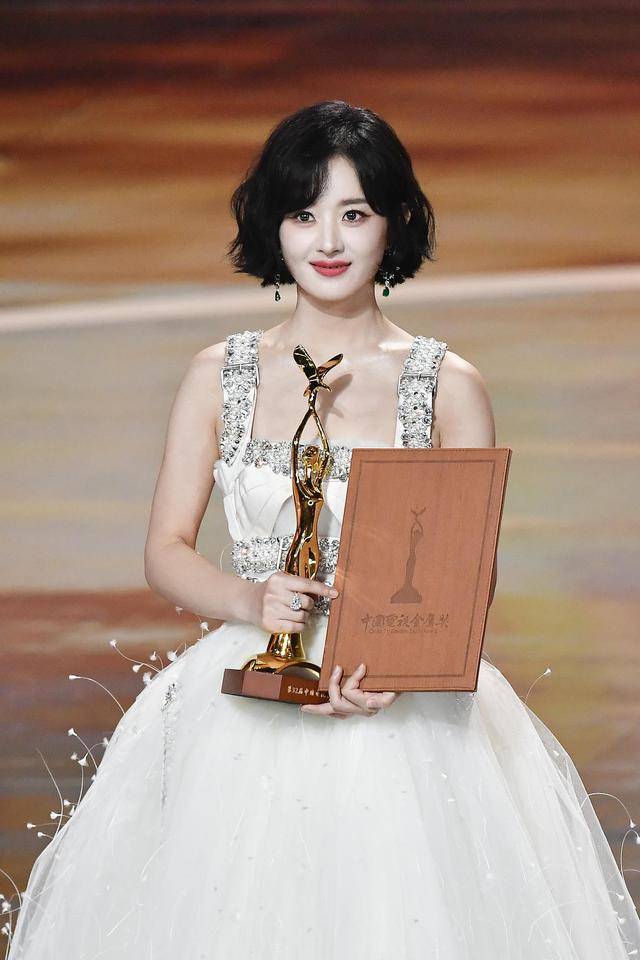 与冯绍峰离婚3年后,37岁赵丽颖再获金鹰视后,深夜发文宣布喜讯