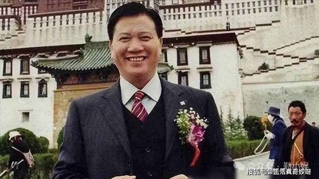 66岁万梓良定居湖南小县城!和小15岁空姐娇妻下馆子,夫妻秀恩爱!