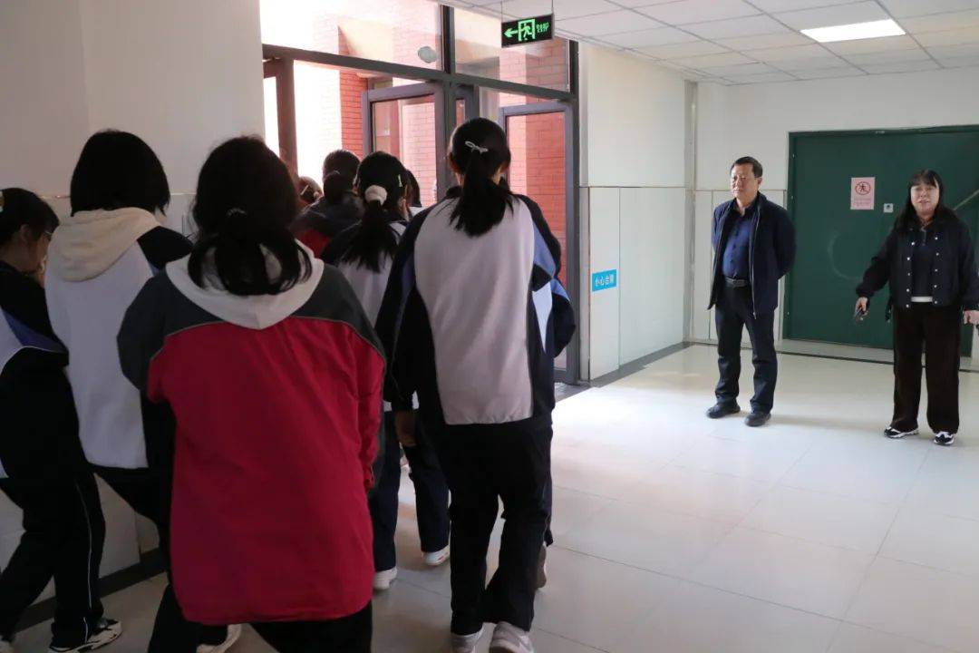 咸阳彩虹中学举行2024—2025学年第一学期学生宿舍安全疏散演习活动