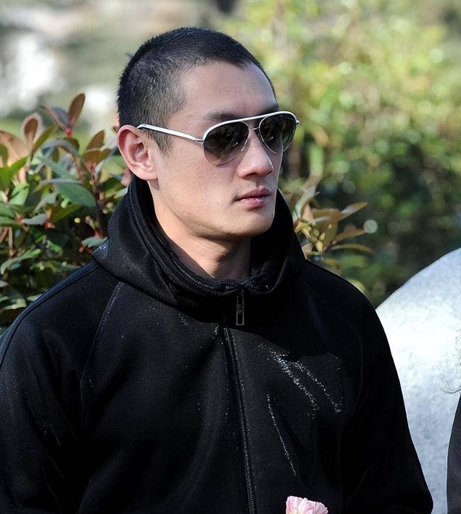 王志才与前妻育有一个儿子王烁,是著名的"京城四少"之一,从小就被宠坏