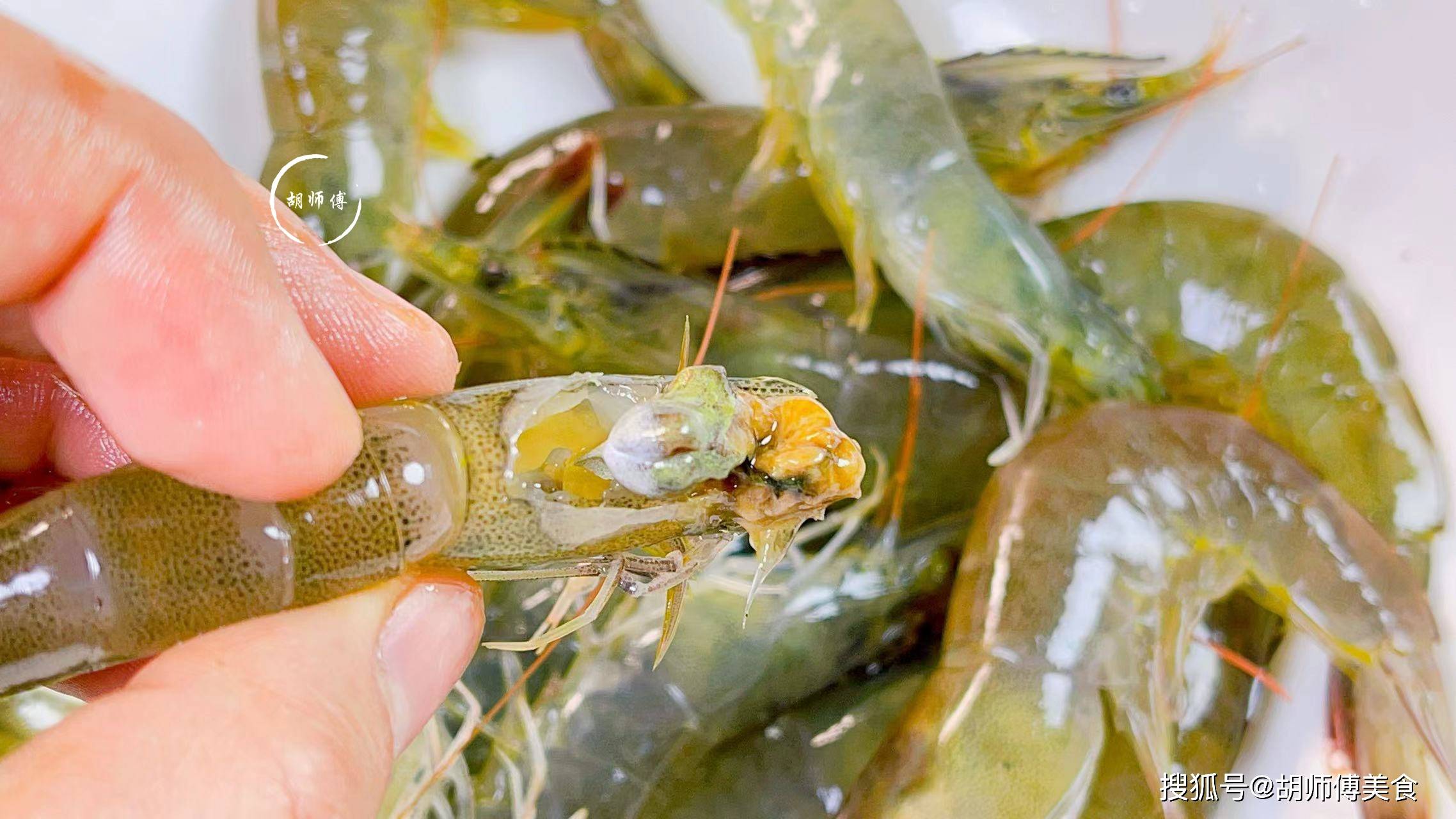 第一个部位:虾胃其实虾头里面有"黄"有"屎",比如大家看虾的结构图,虾