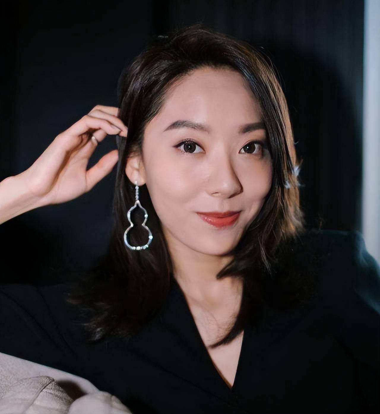 不过,鄂靖文虽然没有因为演出《新喜剧之王》而大红大紫,但凭借该片也