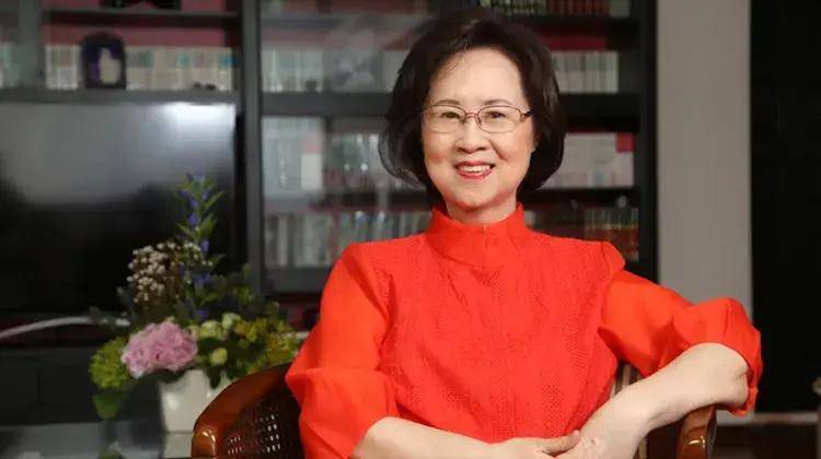 亦舒:抛弃一婚儿子,抢郑佩佩恋人,给二婚前夫下跪,如今三婚很幸福!