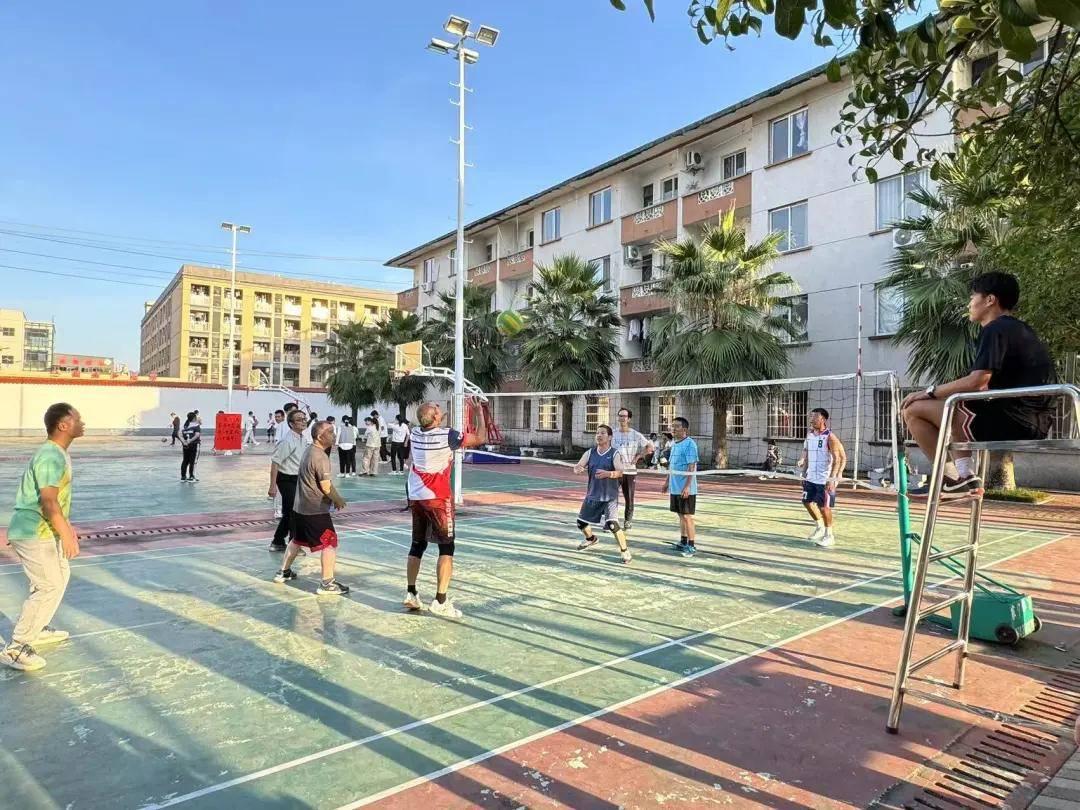荔浦市第三中学八十华诞:教职工篮球投球,气排球活动顺利举行!