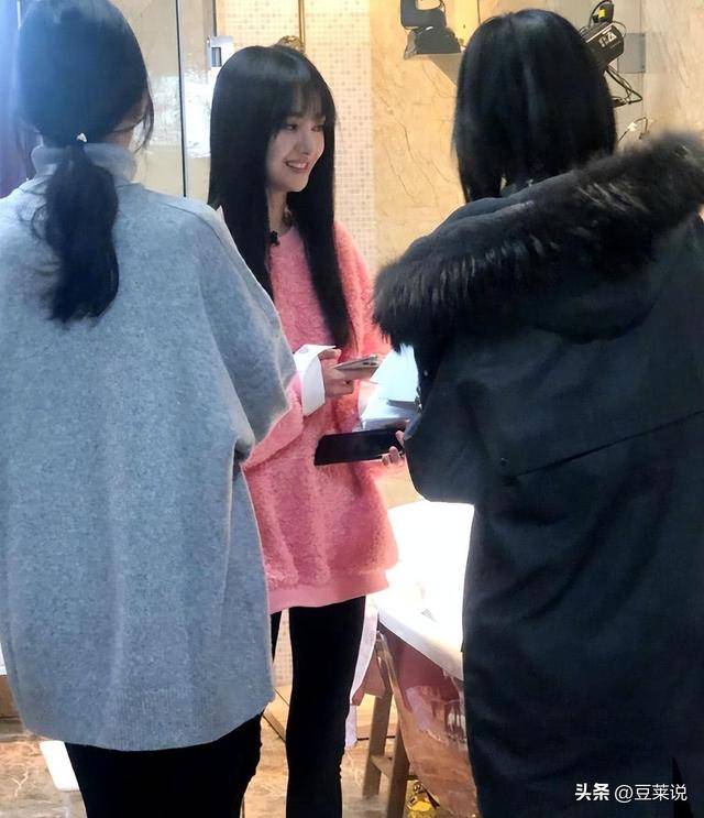 郑爽小号彻底曝光,晒近照假鼻子抢镜,开车出行笑容满面