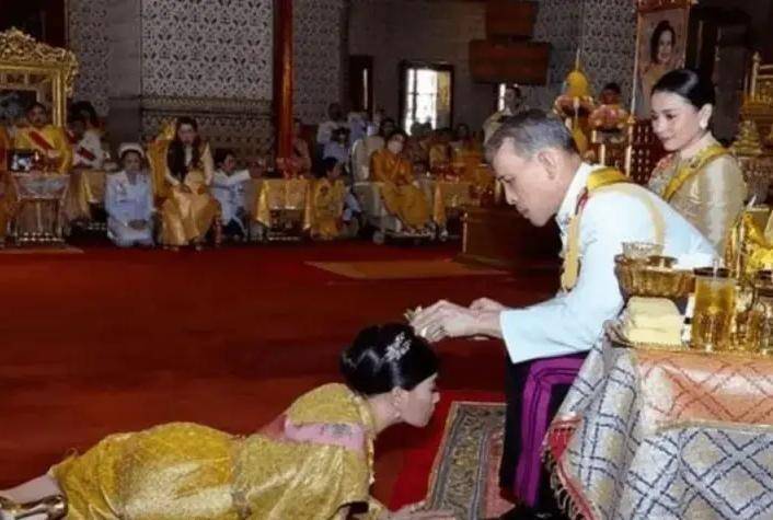 她是泰国最美王妃西拉米:脱光衣服,趴在地上与狗同食,被曝光后出家