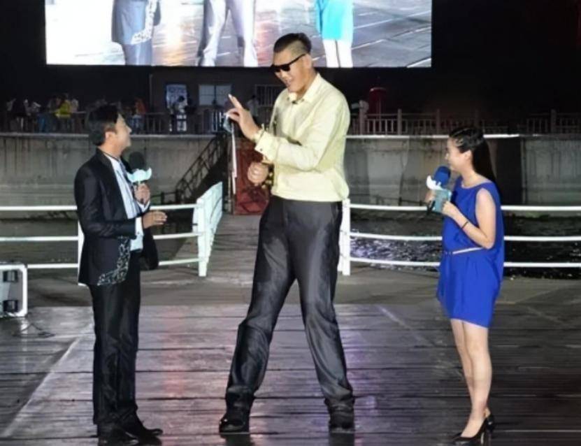 亚洲巨人张欢:身高2.38米,找1.55米的网红女友,如今怎么样了?