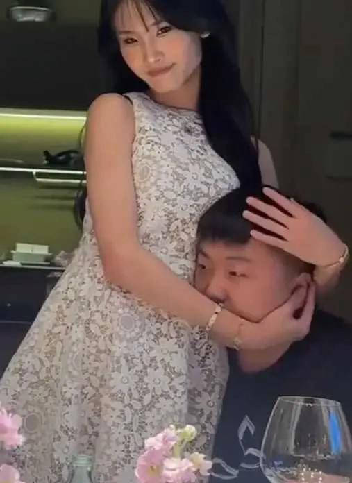 易建联和老婆合照图片