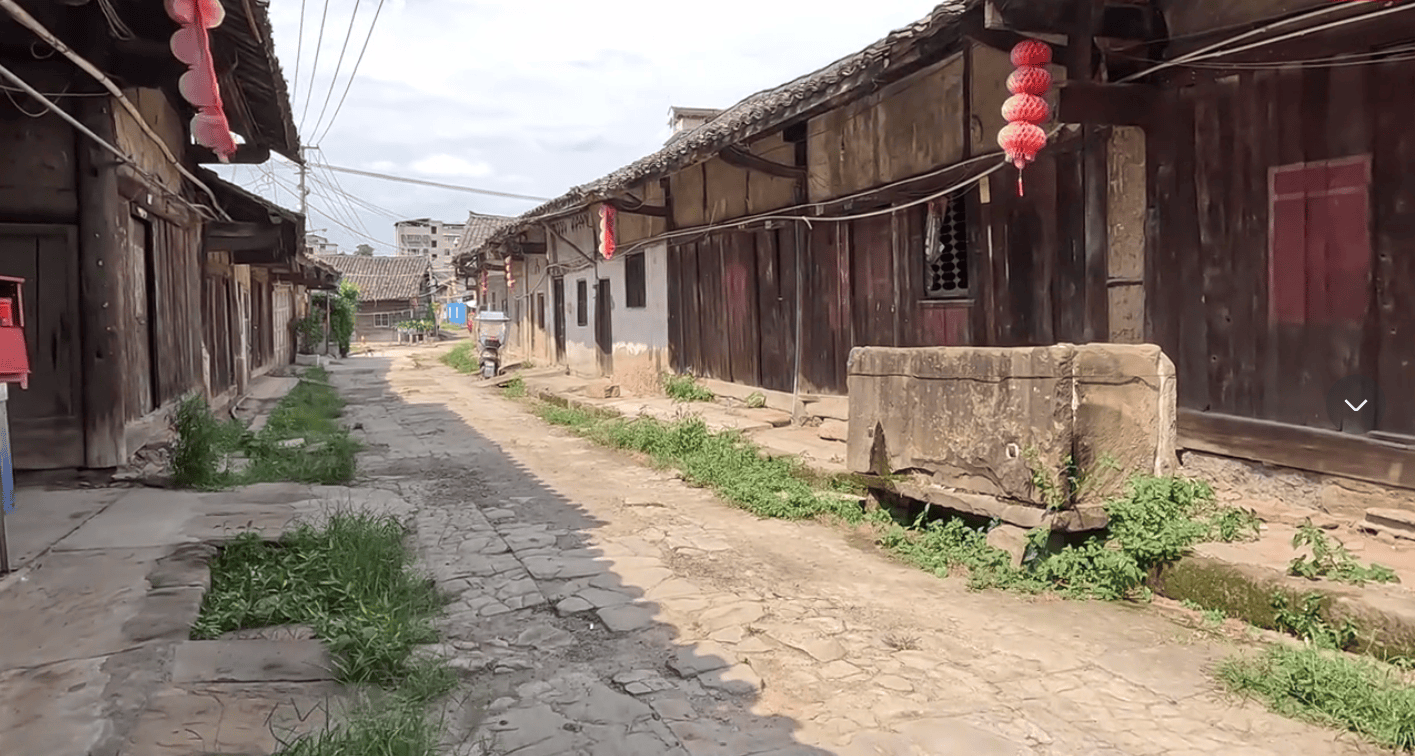 绵阳原生态的百年古镇，土坯墙架子房保存完好，古朴古香却没游客