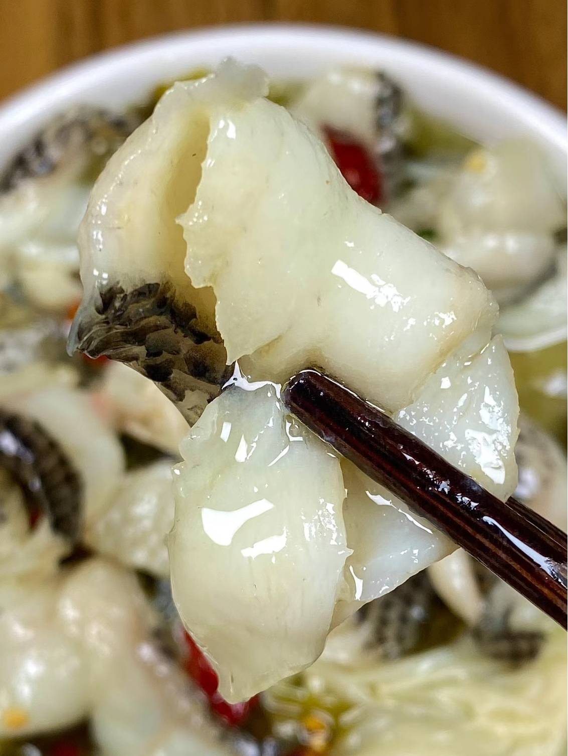 酸菜鱼片:舌尖上的酸辣风暴,干辣椒添香