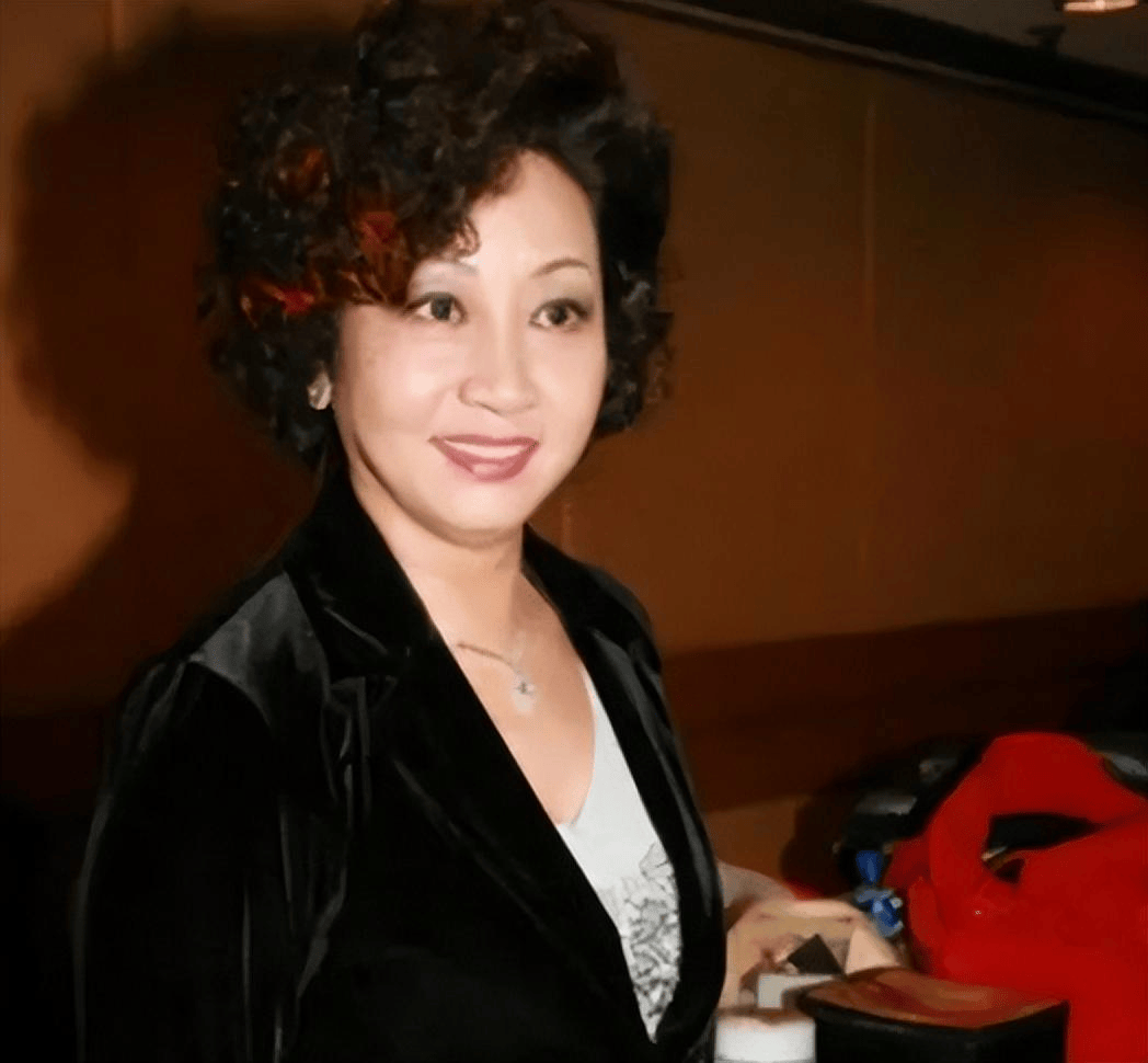 骂洪金宝,叫成龙"大鼻",连周星驰都求她出山_元秋_机会_于占元