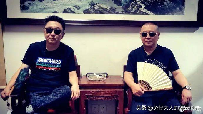 德云社于谦又烫新发型,胳膊戴满手串,郭德纲的话应验了