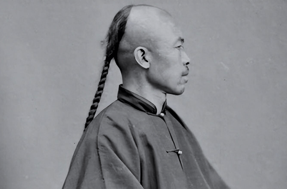 为什么清朝人把前面的头发剃掉,后面却要留一条辫子?原因在这