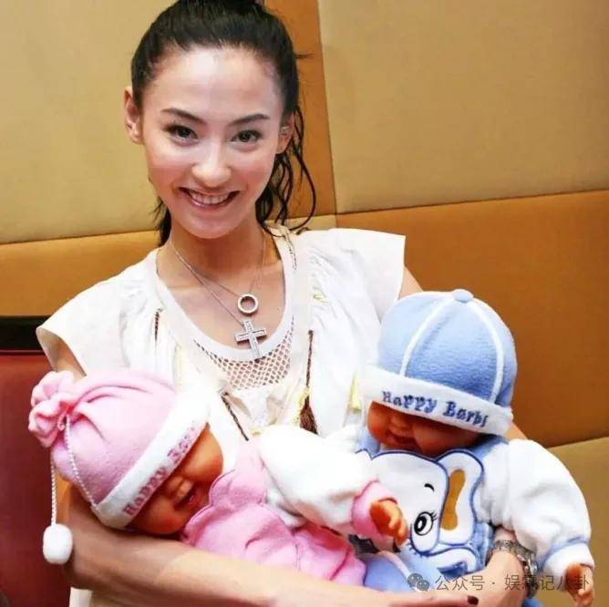 张柏芝四胎月子餐照片曝光,护士透漏是龙凤胎,谢霆锋带走儿子引关注