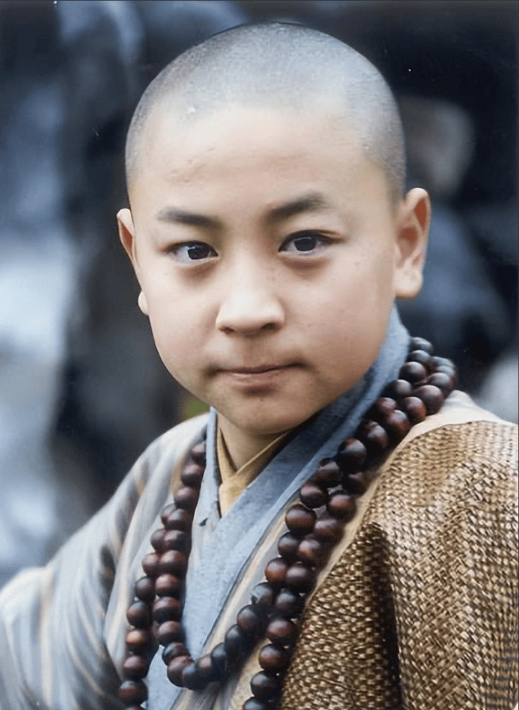 释小龙开迈巴赫低调逛商场,抱女儿下车一脸温柔,娇妻长腿很吸睛