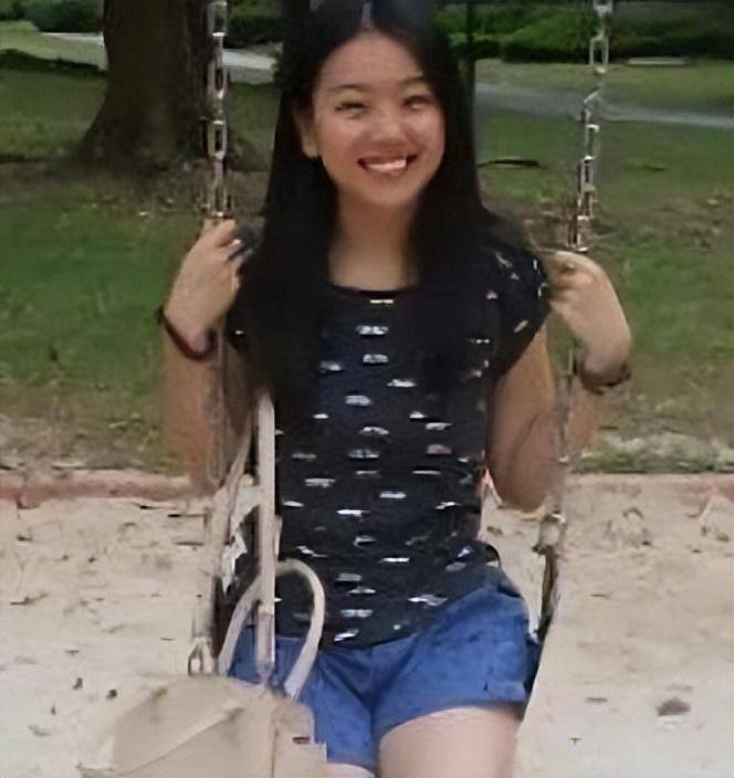 在新加坡胡雅斯过上了普通学生的生活.