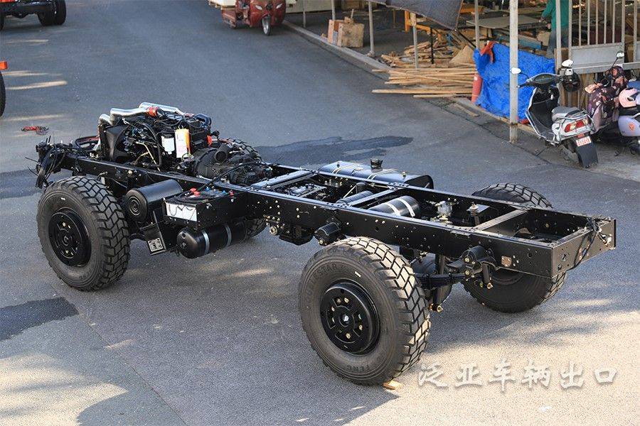 东风四驱4x4越野卡车底盘交付非洲