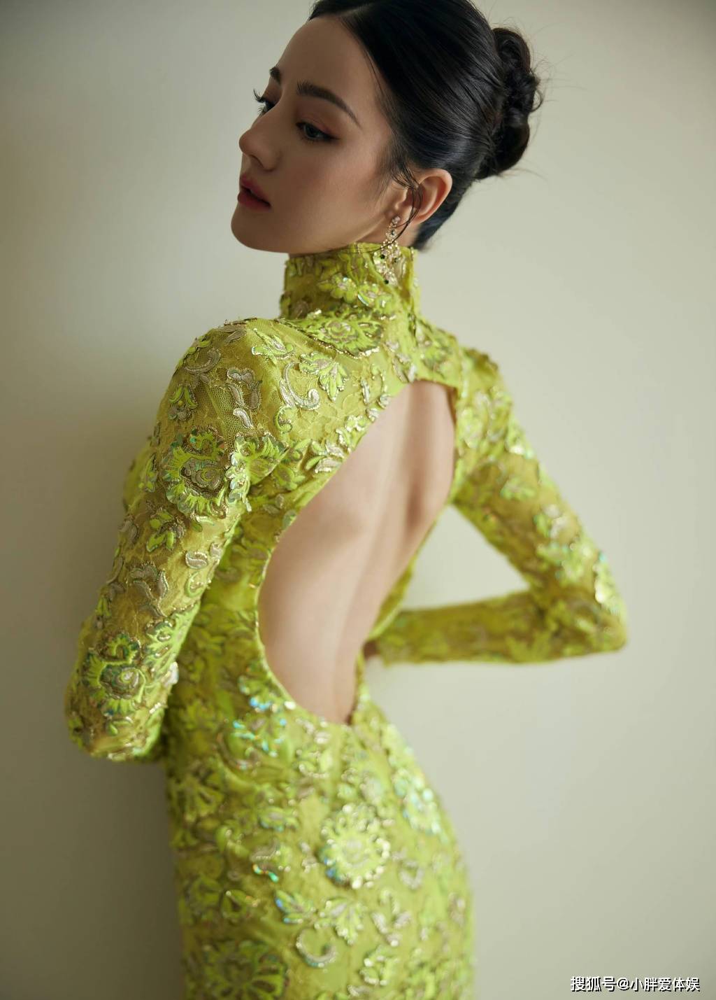 迪丽热巴鎏金礼服,极为经典且耐人寻味,高贵,洋气得很,充满时尚又野性
