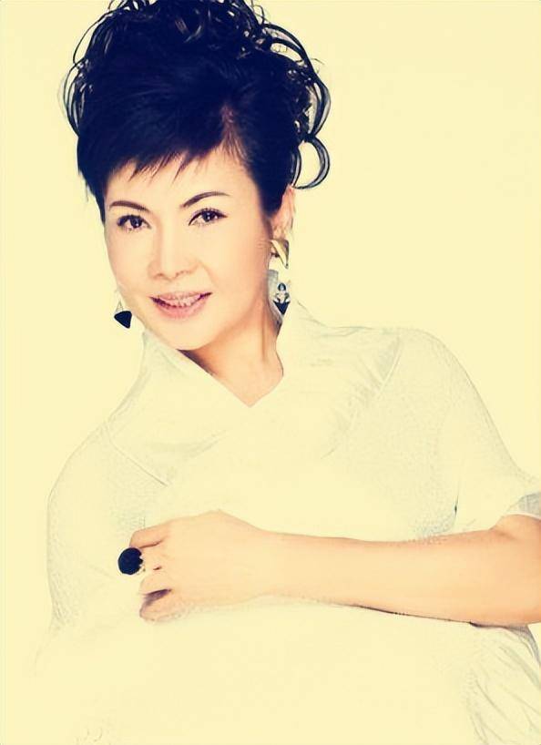 她主持过3届央视春晚,成名后却遭排挤,为什么64岁还没有结婚?
