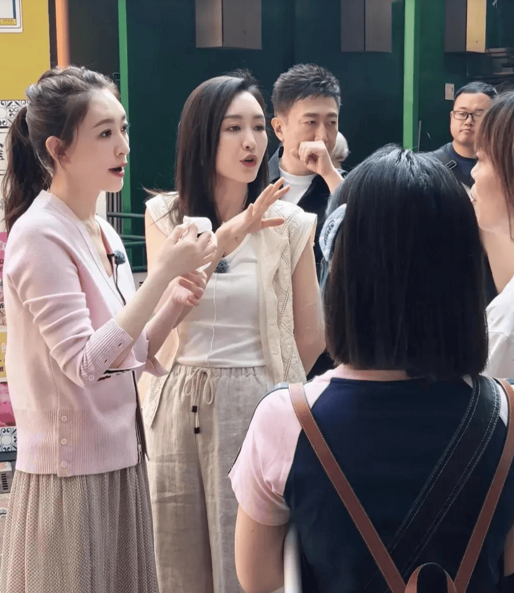 王鸥和李小冉最近同框录制某综艺节目,两人虽然都是40多岁的年纪,但