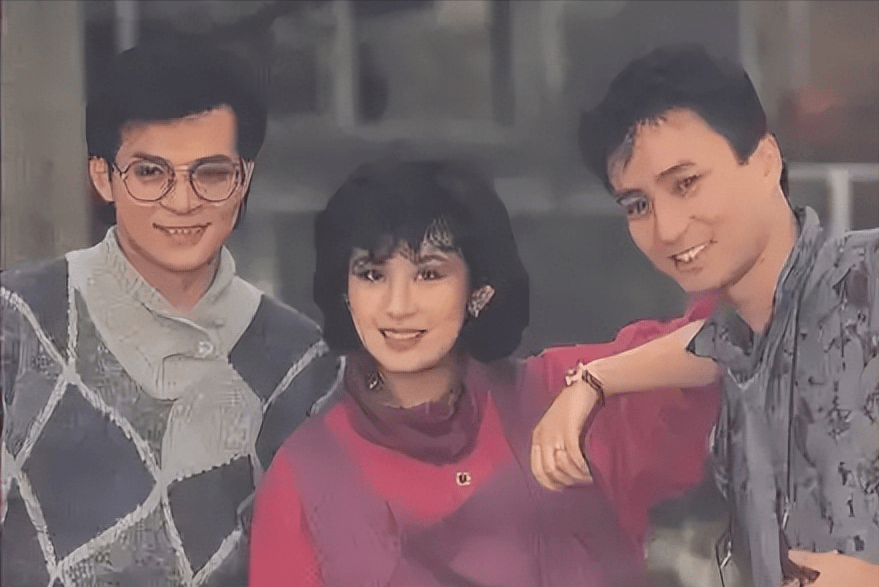 当时汤镇业在演戏的时候,刚好与吴君如搭档.