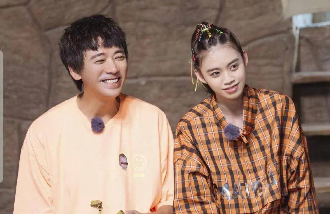 53岁苏见信与女儿罕见同框,父女俩高个子超惹眼,女儿身高超180