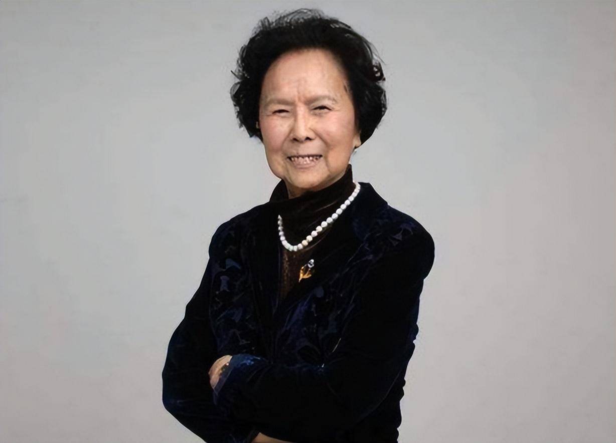 《西游记》杨洁先嫁张艺谋老师,40岁带3娃再婚26岁摄影师?