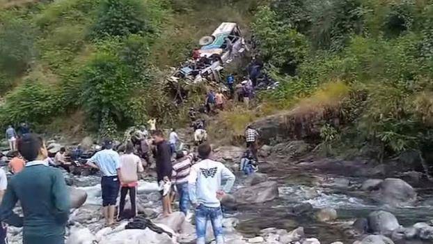 万万没想到,印度北部一客运大巴坠崖,36人死亡